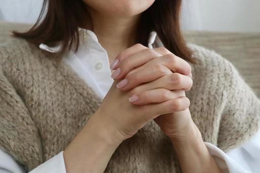 手を組む女性 祈る,願う,女性の写真素材