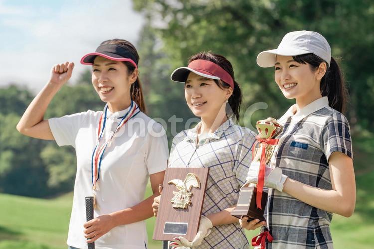 ゴルフ場でコンペ・大会・賞をもらう女性 ゴルフコンペ,表彰式,ゴルフの写真素材