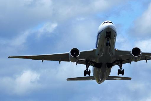 Passenger plane landing at Osaka International Airport from Senri Kawashiri, senri kawajiri, airplane, landing posture, JPG