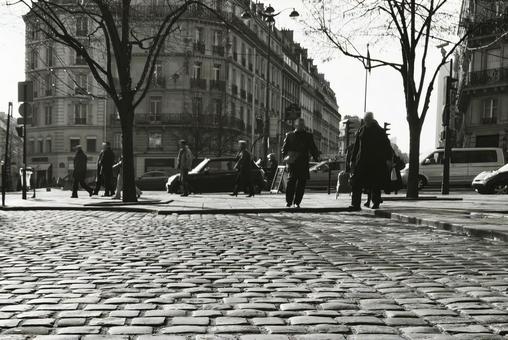石畳を歩く人々、冬のパリの街路風景 パリ,石畳,ヨーロッパの写真素材