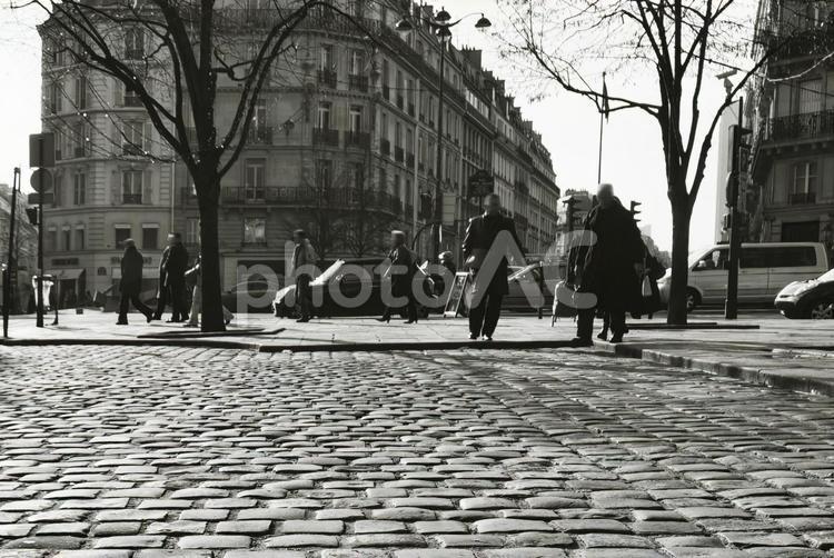 石畳を歩く人々、冬のパリの街路風景 パリ,石畳,ヨーロッパの写真素材