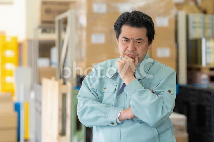 倉庫で働くシニアの男性作業員 倉庫,工場,配達の写真素材