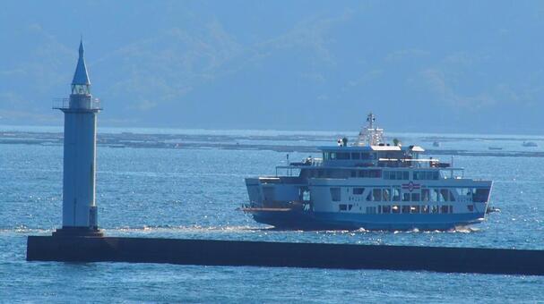 快晴の瀬戸内海にフェリー旅出発！ フェリー,フェリー旅,船旅の写真素材
