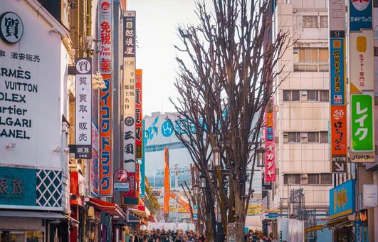 新宿の大通り 新宿,大通り,ビル群の写真素材