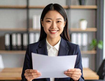 レポートを持った女性会社員 レポートを持った女性会社員の写真