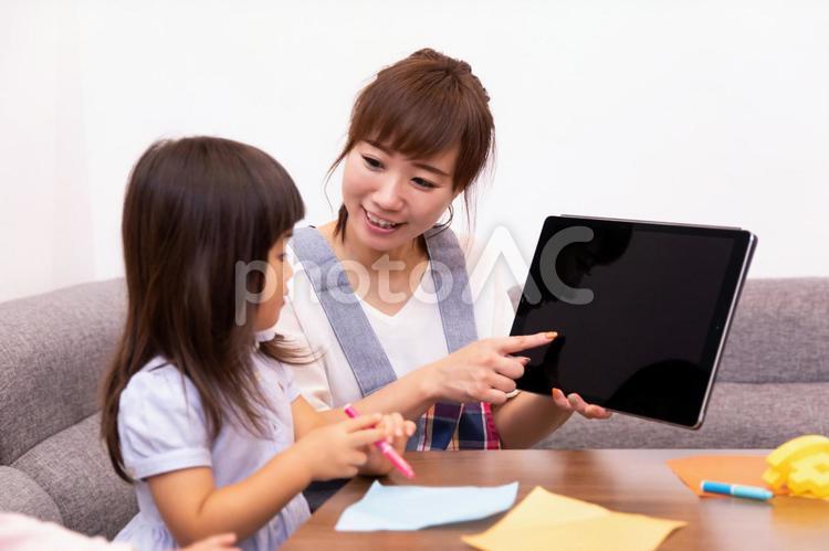 タブレットをみる子供と女性 子供,動画,音楽の写真素材