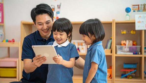 タブレットで遊ぶ保育士と子ども タブレットで遊ぶ保育士と子どもの写真