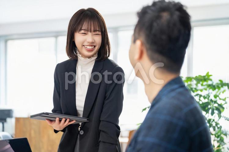 ミーティングをする男女2人のビジネスマン 男性,女性,男女の写真素材
