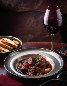 赤ワインとビーフシチュー(ポスター用) ビーフシチュー,シチュー,赤ワインの写真素材