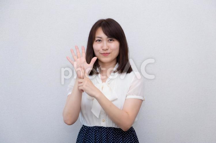 6を手で表している女性 女性,ol,6の写真素材