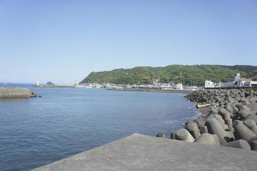 晴れた日の港01 海,町並み,空の写真素材