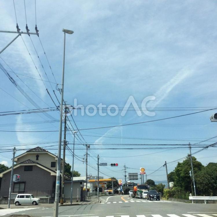 青空と交差点 - 都会の風景 交差点,信号,道路の写真素材