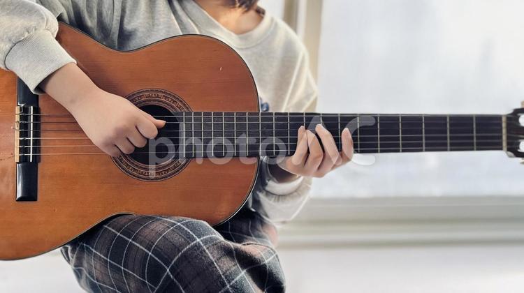 ギターを弾く子ども1 ギター,アコースティックギター,アコギの写真素材