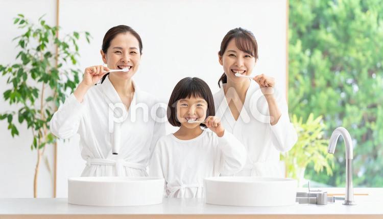 歯磨きする家族 歯みがき,男女,家族の写真素材