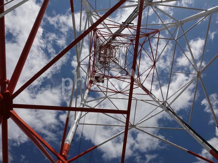 真下から見上げた送電鉄塔 鉄塔,送電線,真下の写真素材