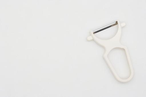 白背景に皮むき器 ピーラー,皮むき器,調理器具の写真素材