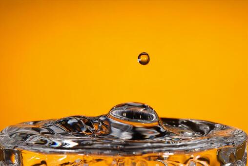 水滴 水滴,水面,水柱の写真素材