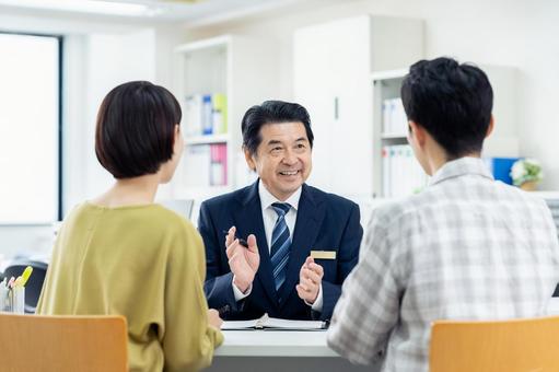 説明するプランナー 説明するプランナーの写真