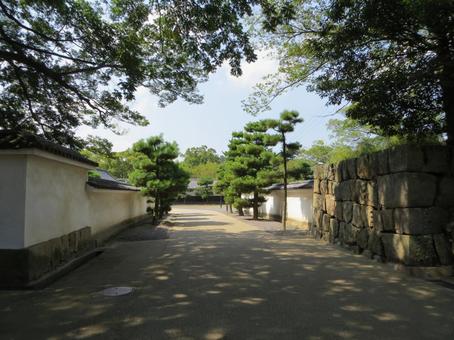 丸亀城 城跡の風景 御殿表門への道 丸亀城 城跡の風景 御殿表門への道 丸亀城,現存天守,高石垣の写真素材
