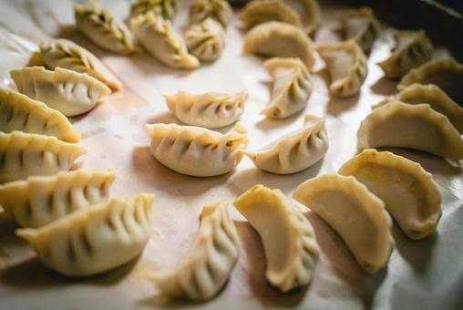 たくさん並んだネパール料理のモモ たくさん並んだネパール料理のモモ モモ,餃子,ネパール料理の写真素材