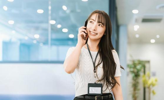 スマホで話す笑顔の女性・ビジネスウーマン スマホで話す笑顔の女性・ビジネスウーマン 女性,スマホ,スマートフォンの写真素材