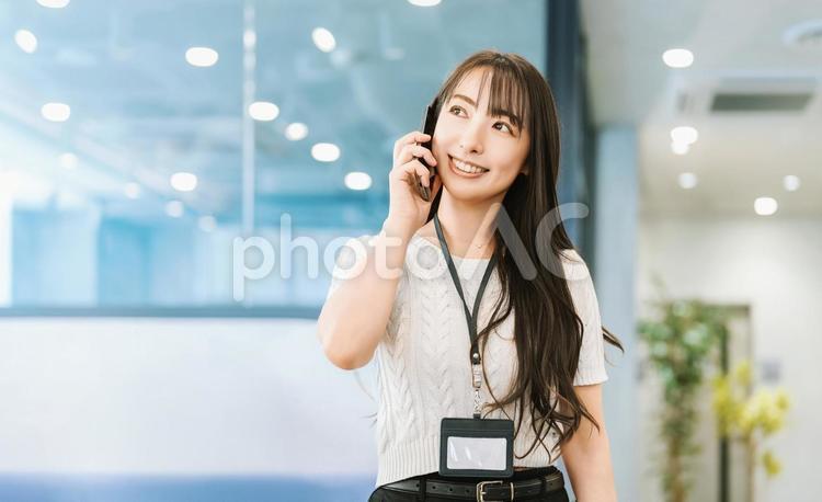 スマホで話す笑顔の女性・ビジネスウーマン 女性,スマホ,スマートフォンの写真素材