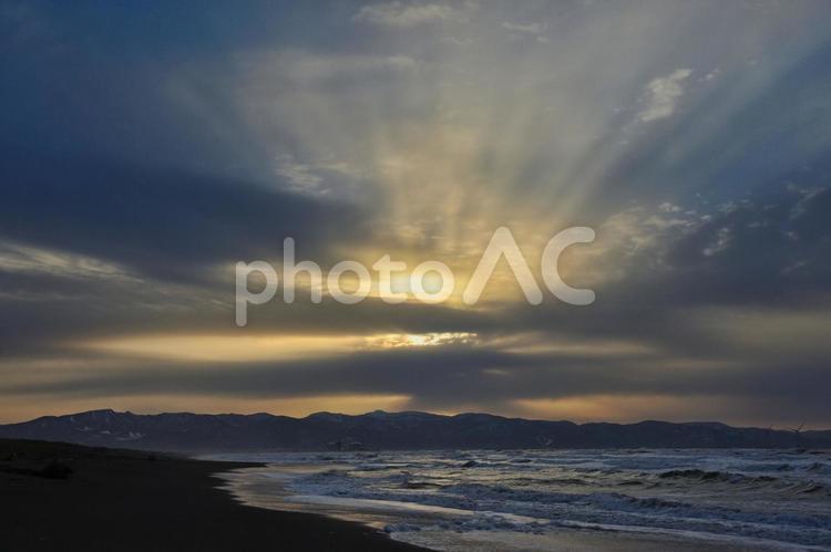 夕暮れの海 夕暮れの海,光芒,薄明光線の写真素材