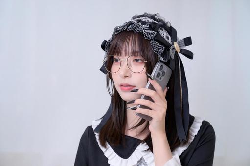 スマホで電話をする地雷系女子 日本人,スマホ,女性の写真素材