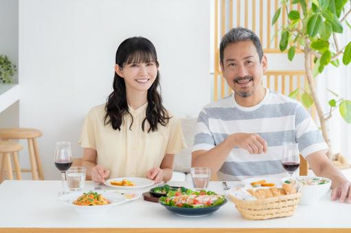 ダイニングで食事をするミドルの夫婦 食事,家族,夫婦の写真素材