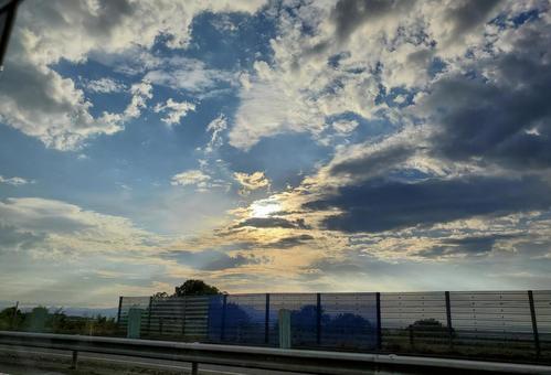 青空と雲と太陽 青空と雲と太陽 幻想的,素敵,綺麗の写真素材