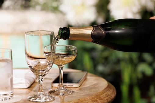 シャンパンを注ぐ シャンパン,注ぐ,グラスの写真素材