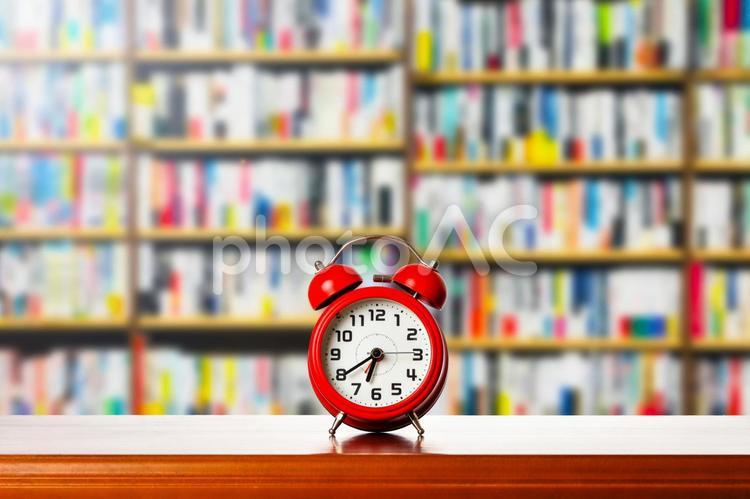 時計と本 読書,本棚,本の写真素材