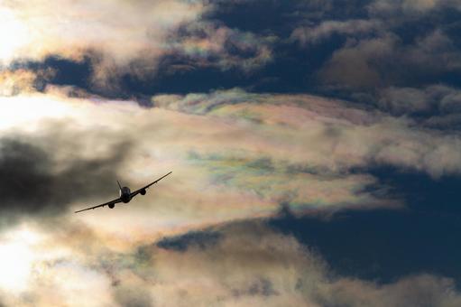 彩雲を飛ぶ飛行機シルエット_横 彩雲を飛ぶ飛行機シルエット_横 飛行機,航空機,旅客機の写真素材