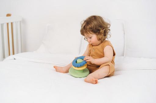 真剣な顔で遊ぶ子供 真剣な顔で遊ぶ子供 赤ちゃん,かわいい,お座りの写真素材