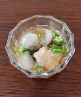本つゆにオクラととろろ芋のそばのつけだれ 本つゆにオクラととろろ芋のそばのつけだれの写真