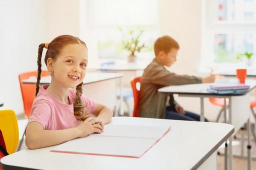 窓のある教室にいる女の子と男の子と太陽 男の子,女の子,子どもの写真素材