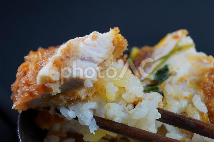 カツ丼を箸で食べる カツ丼,食べる,お箸の写真素材