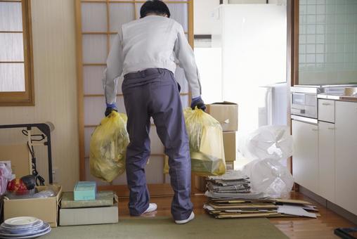 実家の片付けと不用品の分別作業 実家の片付けと不用品の分別作業 ゴミ屋敷,清掃代行,顔なしの写真素材