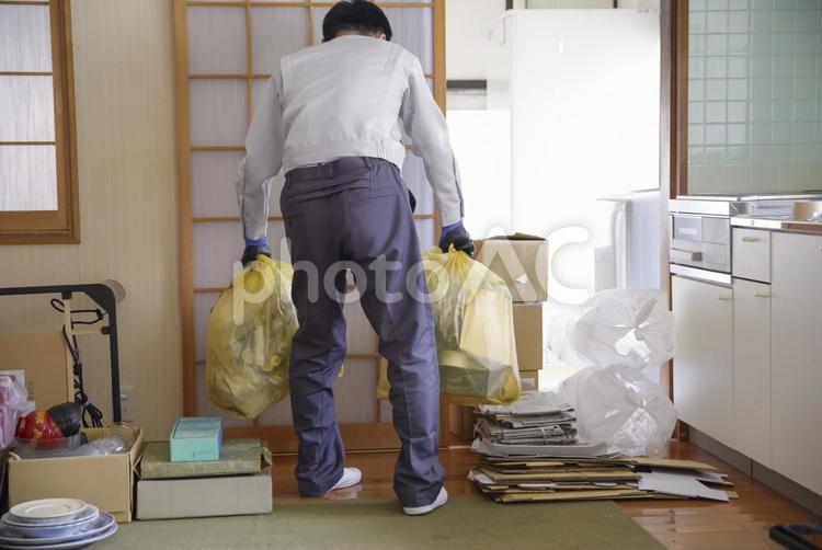 実家の片付けと不用品の分別作業 ゴミ屋敷,清掃代行,顔なしの写真素材