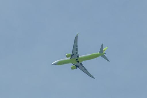 景色の上空を高く飛ぶ航空機 景色の上空を高く飛ぶ航空機 飛行機,航空機,旅客機の写真素材