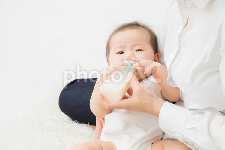 哺乳瓶でミルクを飲む赤ちゃん 哺乳瓶,ミルク,赤ちゃんの写真素材