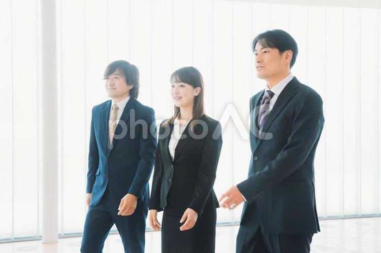スーツの会社員（歩く） ビジネス,ビジネスマン,スーツの写真素材