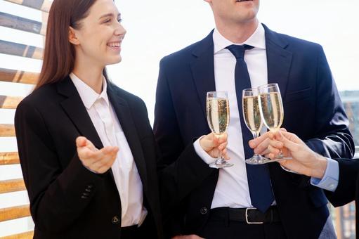 笑顔でシャンパンを持つ外国人女性 男女,外国人,ビジネスの写真素材