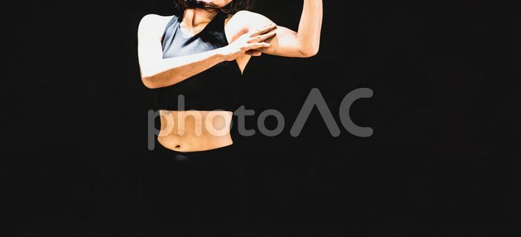 ボディメイクする女性（腕・顔なし） ボディ,腕,腕力の写真素材