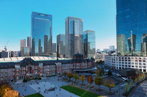 東京駅丸の内駅前広場と八重洲の高層ビル 東京駅,丸の内駅舎,丸の内駅前広場の写真素材