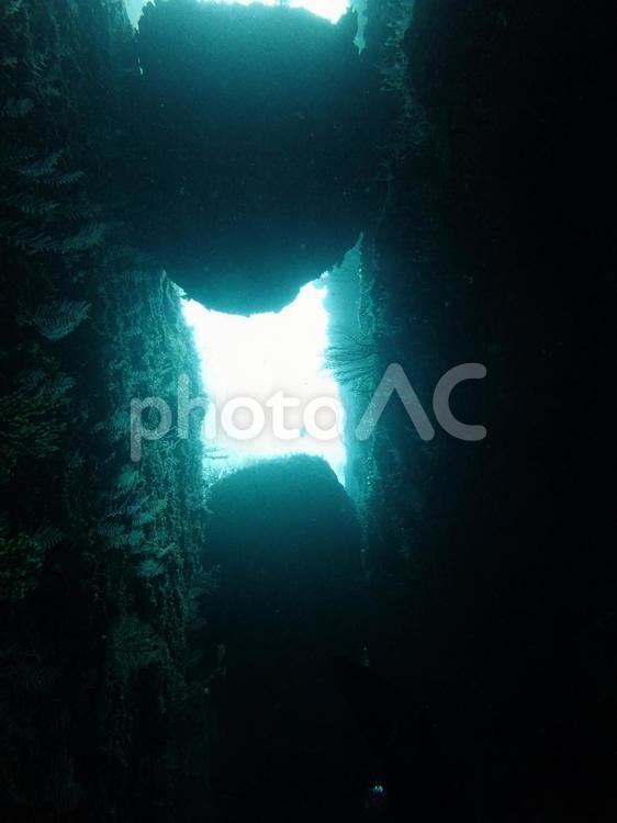亀裂に挟まってる岩下から 水中,何人もありません,水域の写真素材