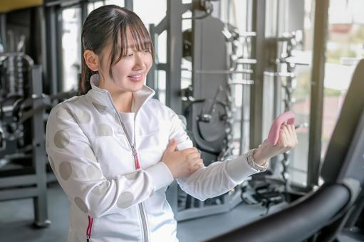 筋トレする女性 筋トレする女性 フィットネス,女性,若いの写真素材