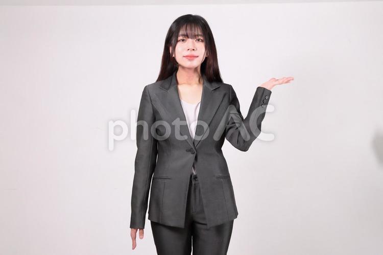 案内をするスーツ姿の女性 女性,パンツスーツ,人物の写真素材