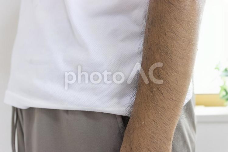 汗をかいた男性の腕（30代、顔無し） 汗,男性,人物の写真素材