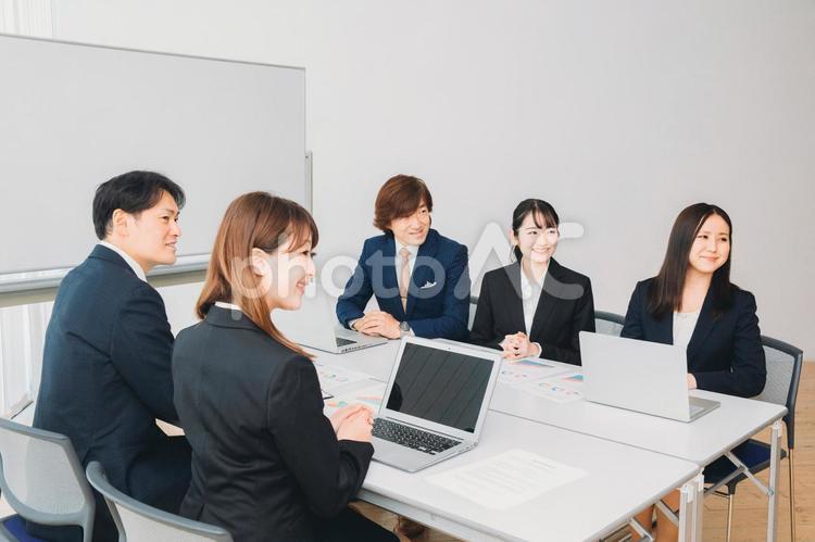 会議室にいるスーツ姿の男女 ビジネス,会議,商談の写真素材